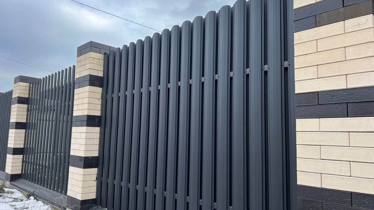 Забор из металлического штакетника RAL9005 Черный МАТТЕ фото 4 в Кстово