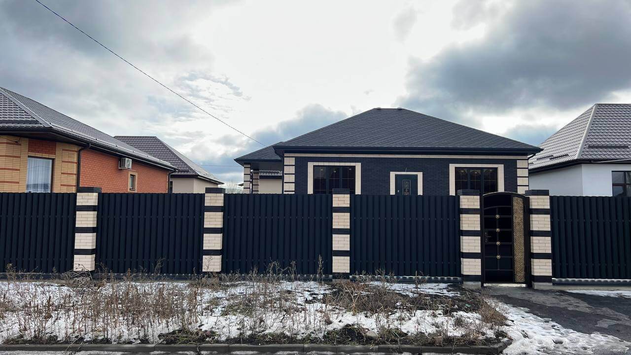 Забор из металлического штакетника RAL9005 Черный МАТТЕ фото 3 в Кстово