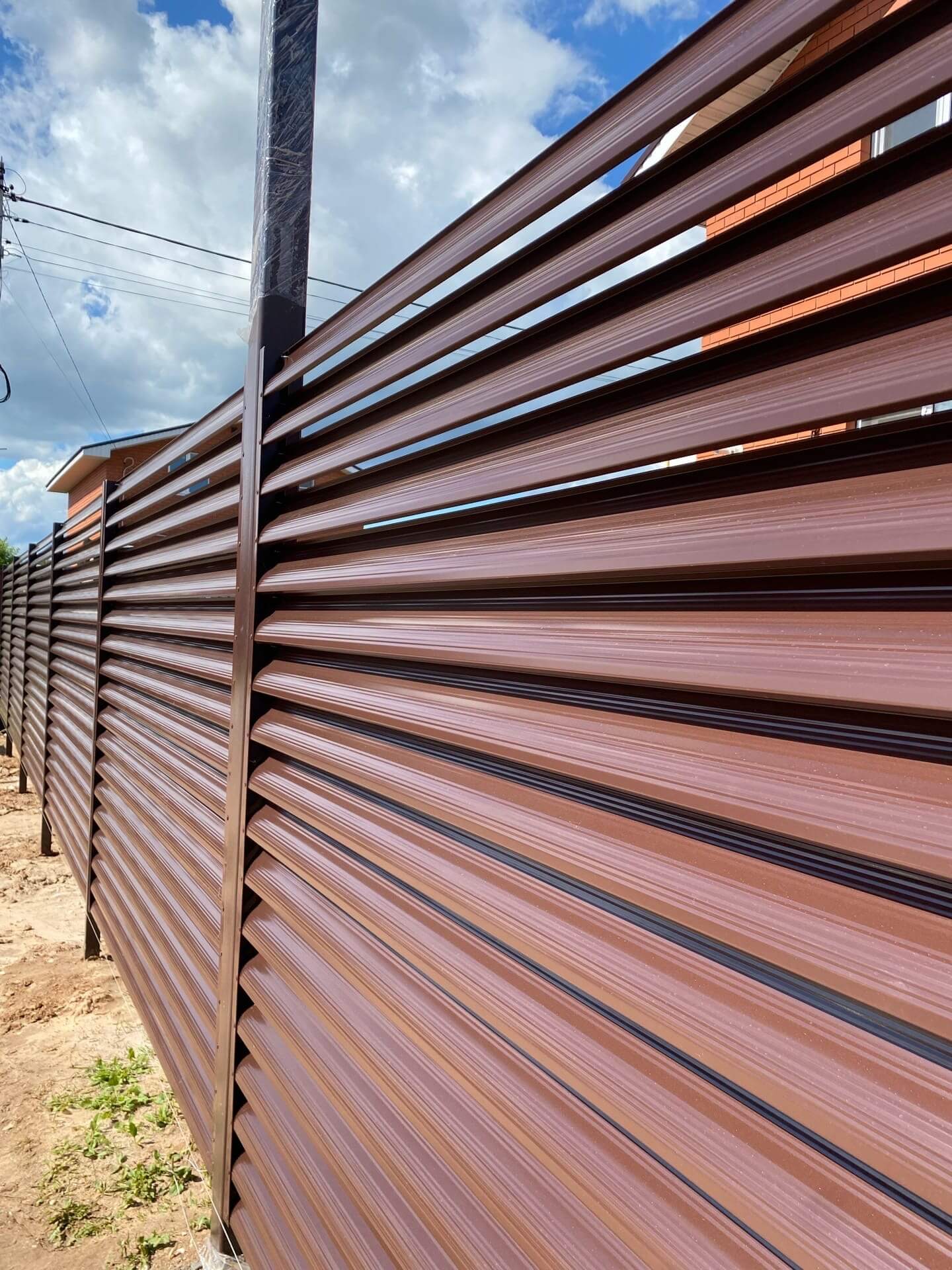 Забор-жалюзи из ламелей еврожалюзи 14м RAL8017 Шоколад фото 2 в Кстово