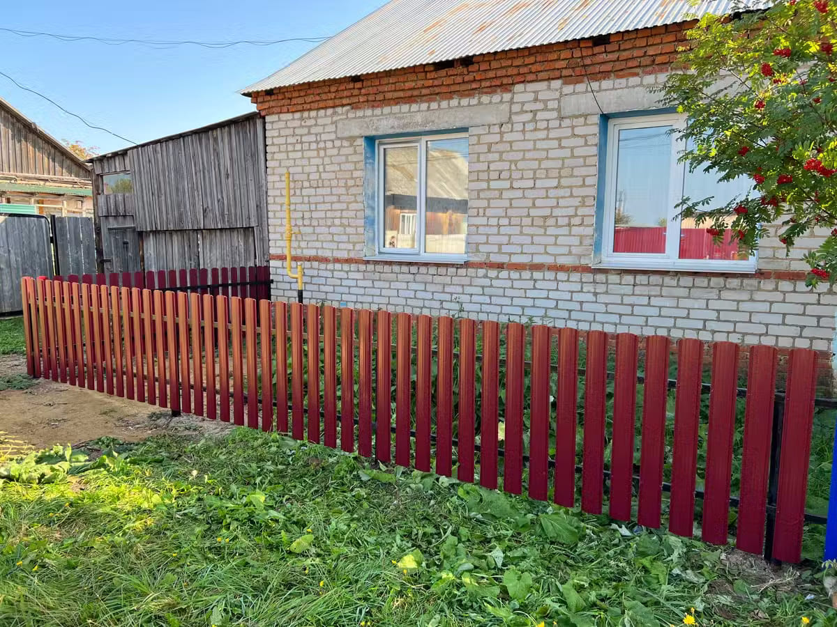 Забор из евроштакетника 9м RAL3005/3005 Красное Вино двусторонний в Кстово