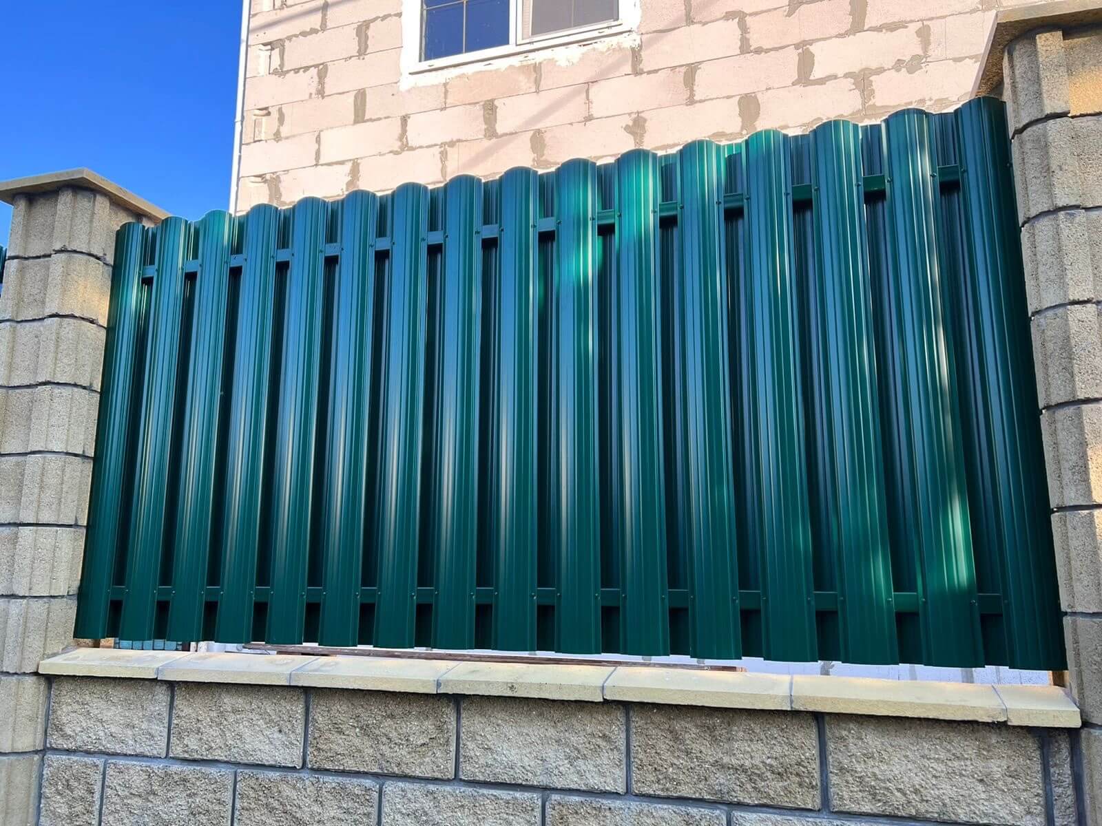 Забор из евроштакетника 22м RAL6005/6005 Зеленый Мох двусторонний фото 2 в Кстово