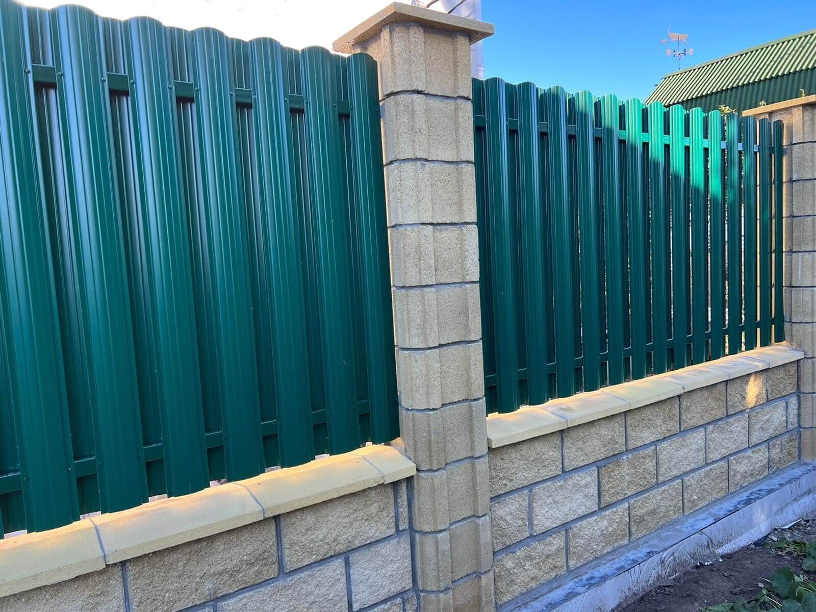 Забор из евроштакетника 22м RAL6005/6005 Зеленый Мох двусторонний фото 1 в Кстово