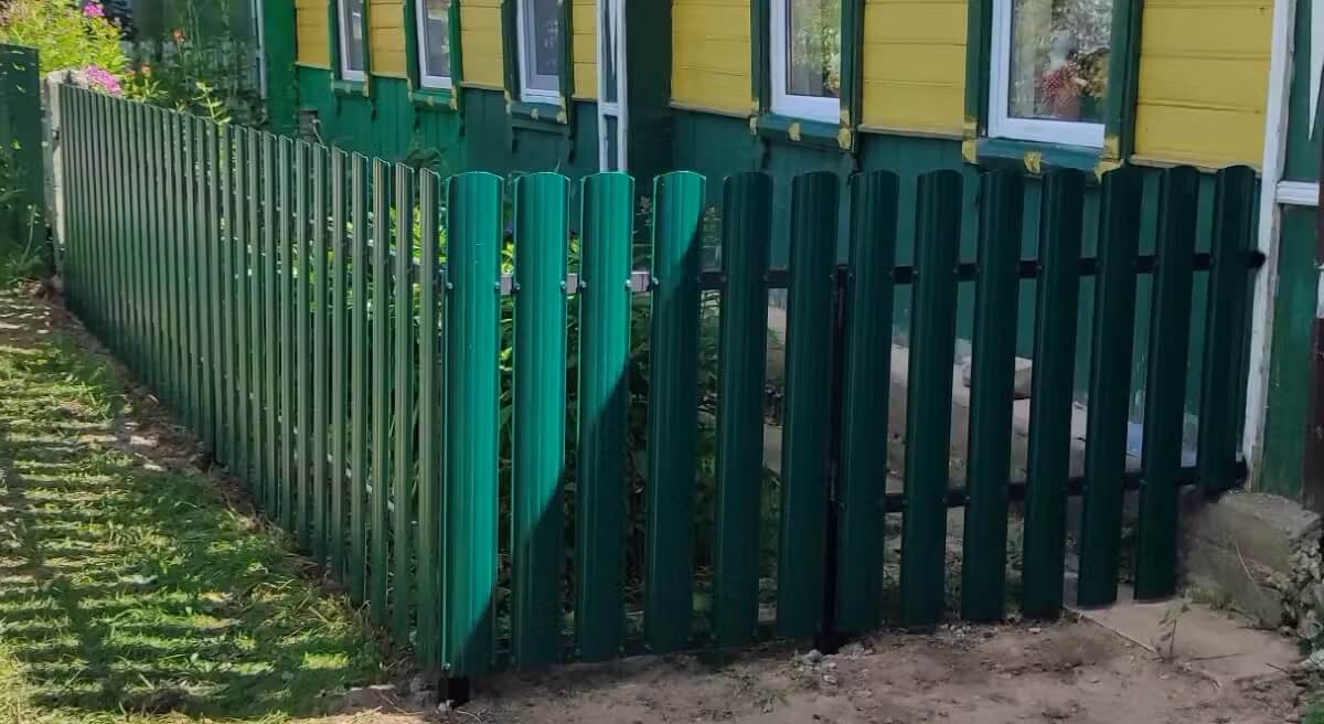 Заборчик из Евроштакетника 8м RAL6005/6005 Зеленый Мох двусторонний в Кстово