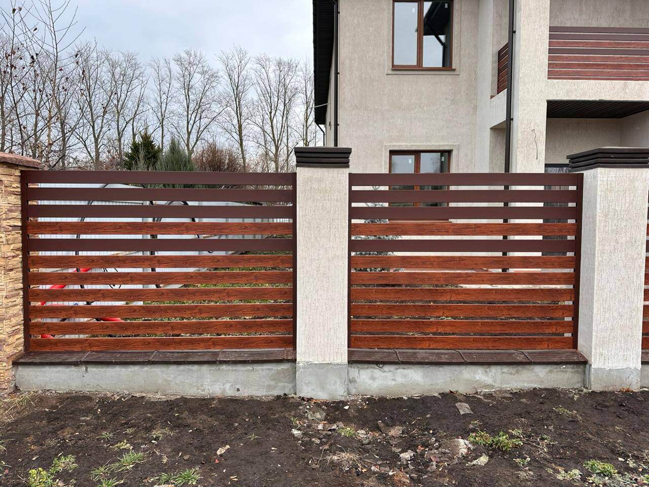 Забор-ранчо из металлопланкена 10м RAL8017 Шоколад МАТТЕ + Темное Дерево (Printech) фото 4 в Кстово