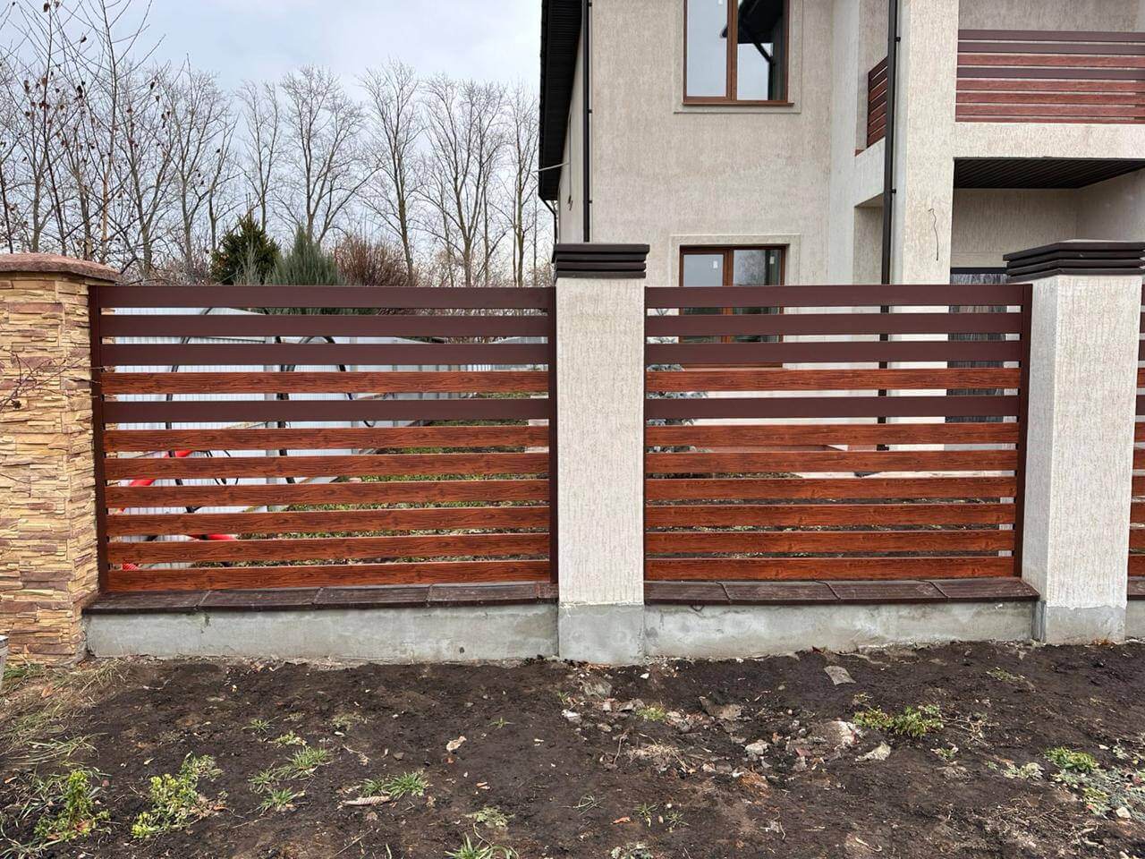 Забор-ранчо из металлопланкена 10м RAL8017 Шоколад МАТТЕ + Темное Дерево (Printech) фото 2 в Кстово