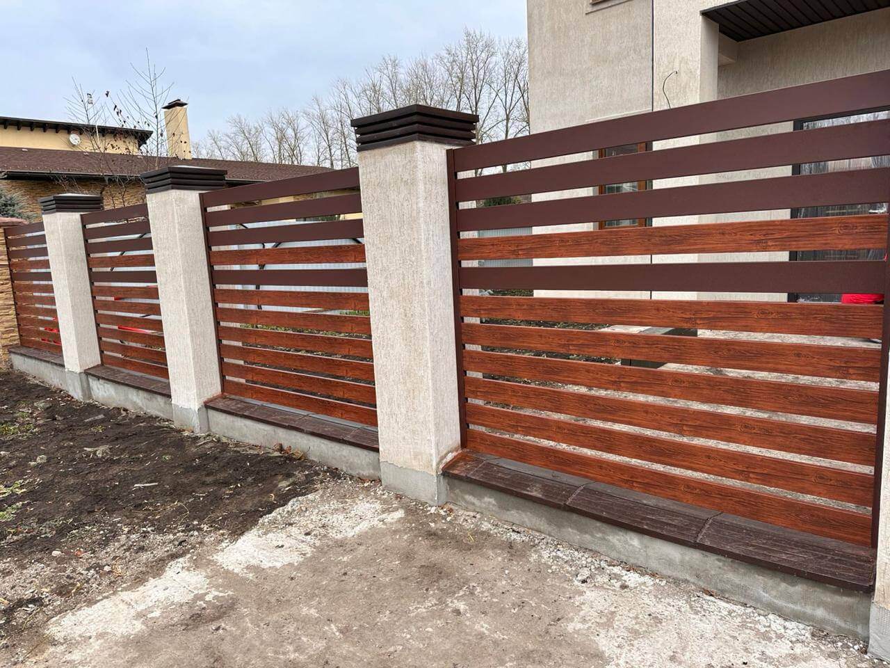 Забор-ранчо из металлопланкена 10м RAL8017 Шоколад МАТТЕ + Темное Дерево (Printech) в Кстово