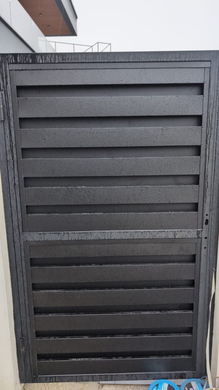 Откатные ворота с калиткой из металлопланкена RAL9005/9005 Черный двусторонний МАТТЕ фото 3 в Кстово