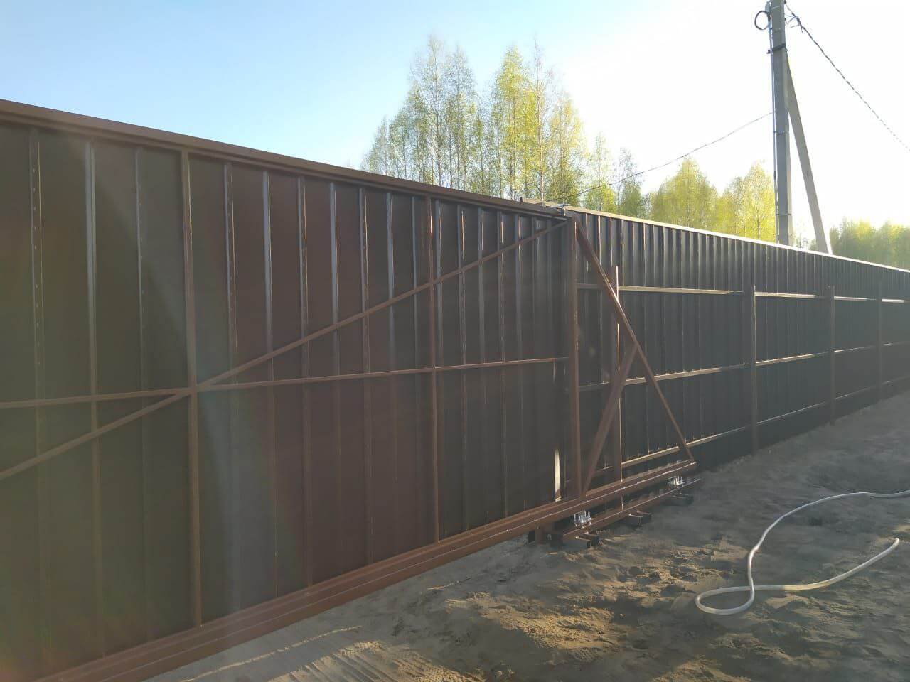 Забор из металлосайдинга ЕВРО-БРУС 25м Темный Каштан 3D Принтек фото 4 в Кстово