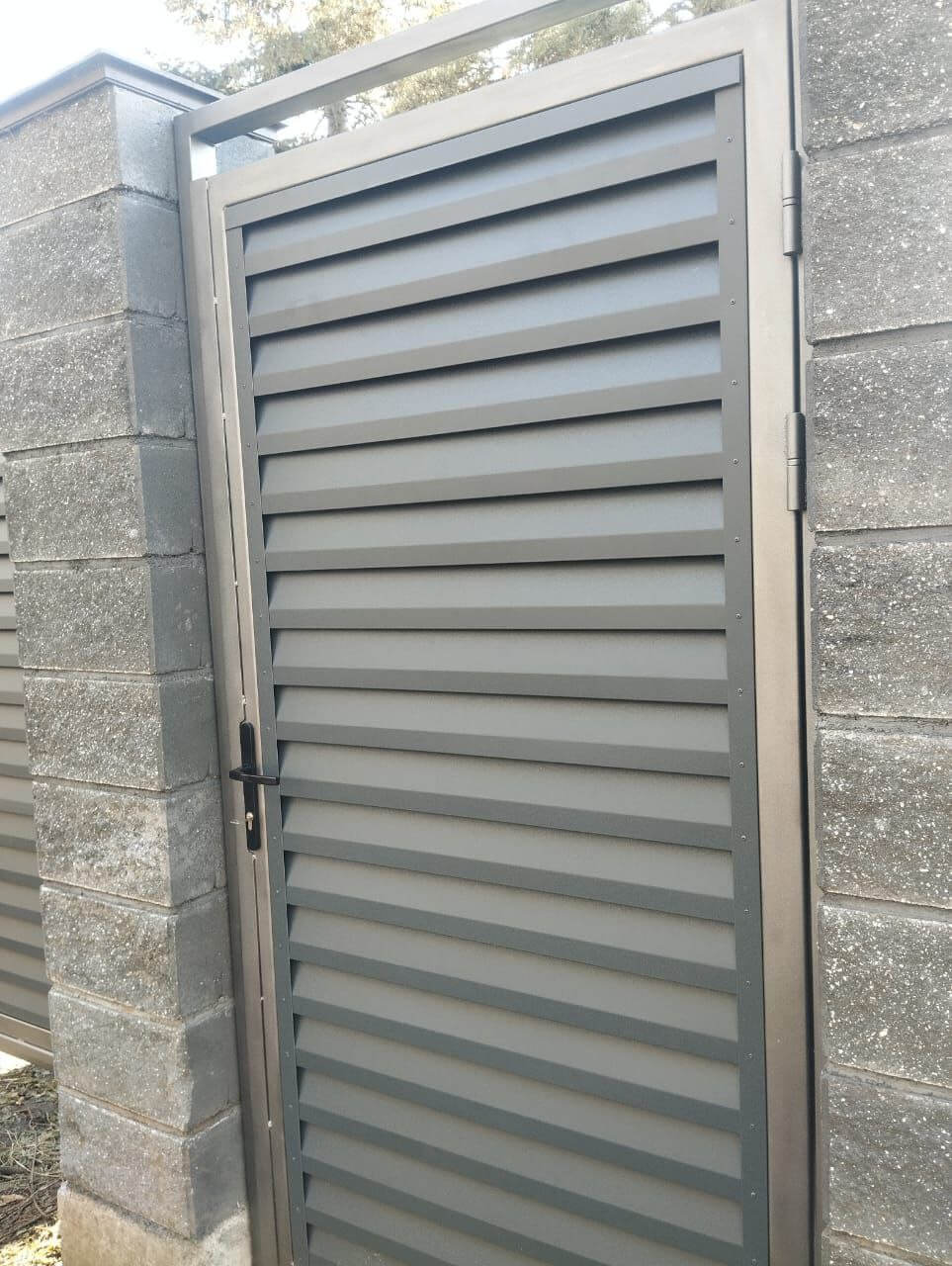 Откатные ворота с калиткой из ламелей Реснички RAL7024/7024 Серый Графит двусторонний МАТТЕ фото 2 в Кстово
