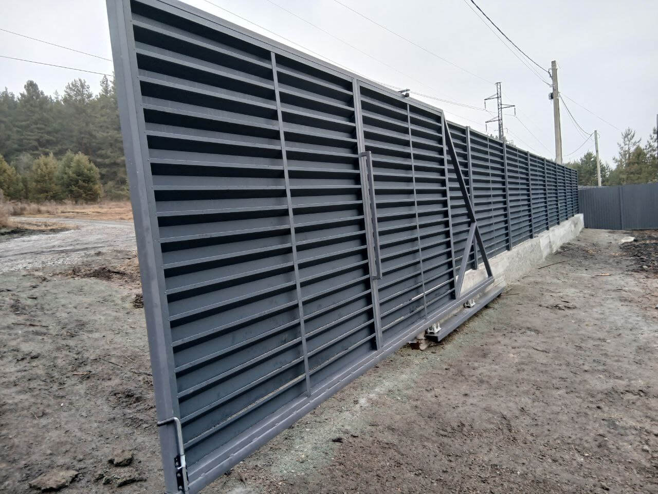 Забор-жалюзи из ламелей Хай-Тек 37м RAL7024/7024 Серый Графит двусторонний МАТТЕ фото 7 в Кстово