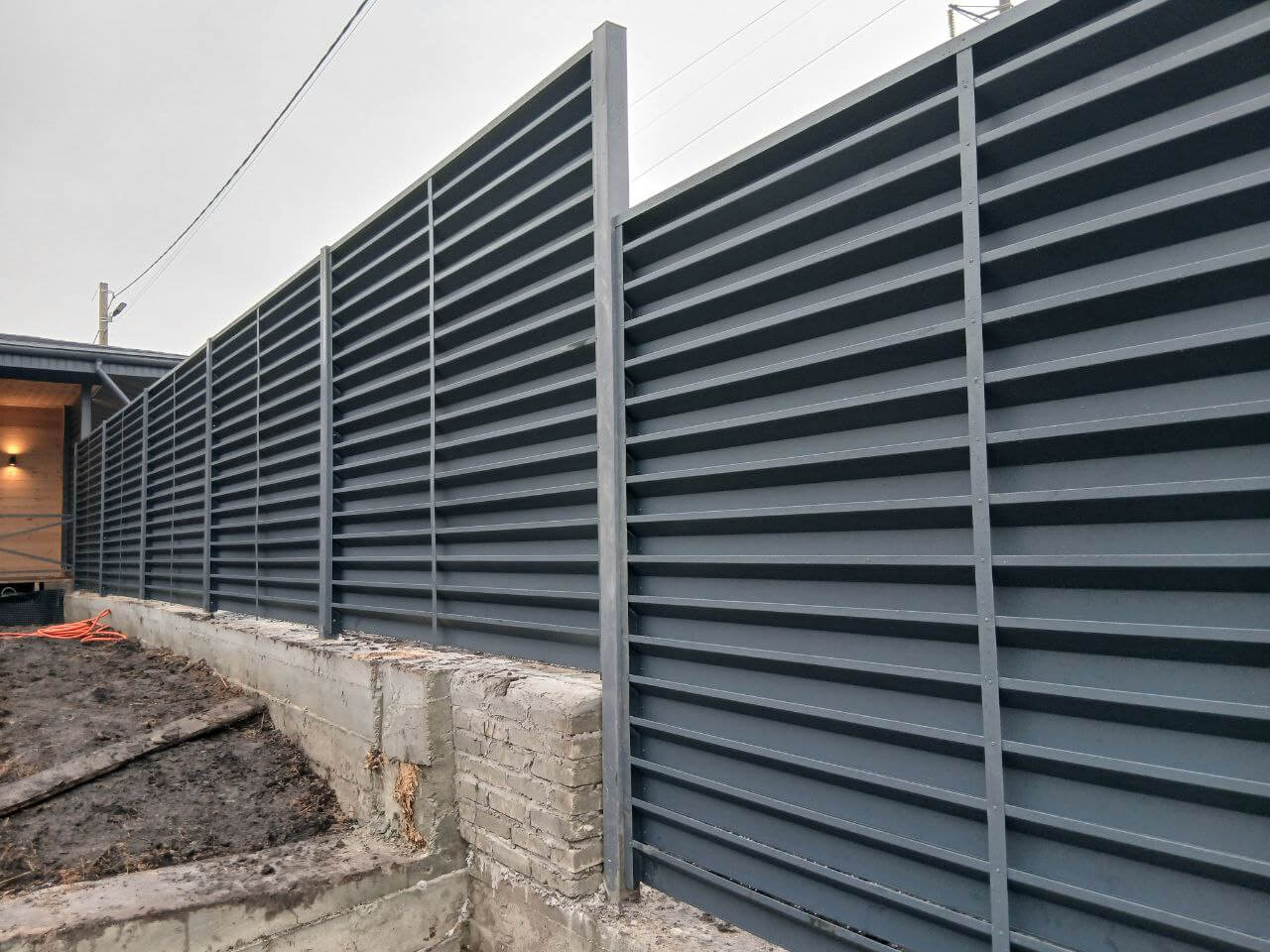 Забор-жалюзи из ламелей Хай-Тек 37м RAL7024/7024 Серый Графит двусторонний МАТТЕ фото 6 в Кстово