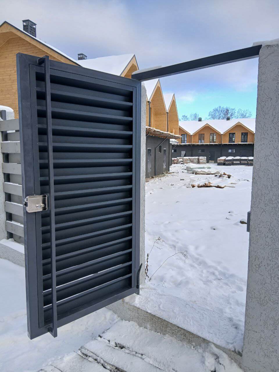 Входная группа из ламелей Хай-Тек RAL7024/7024 Серый Графит двусторонний МАТТЕ фото 21 в Кстово