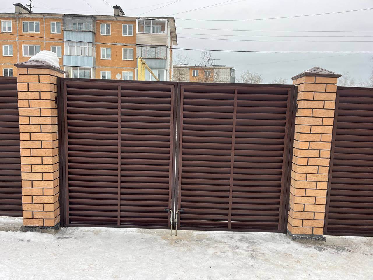 Забор-жалюзи из ламелей ЭКО-Z 87м RAL8017/8017 Шоколад двусторонний МАТТЕ фото 9 в Кстово