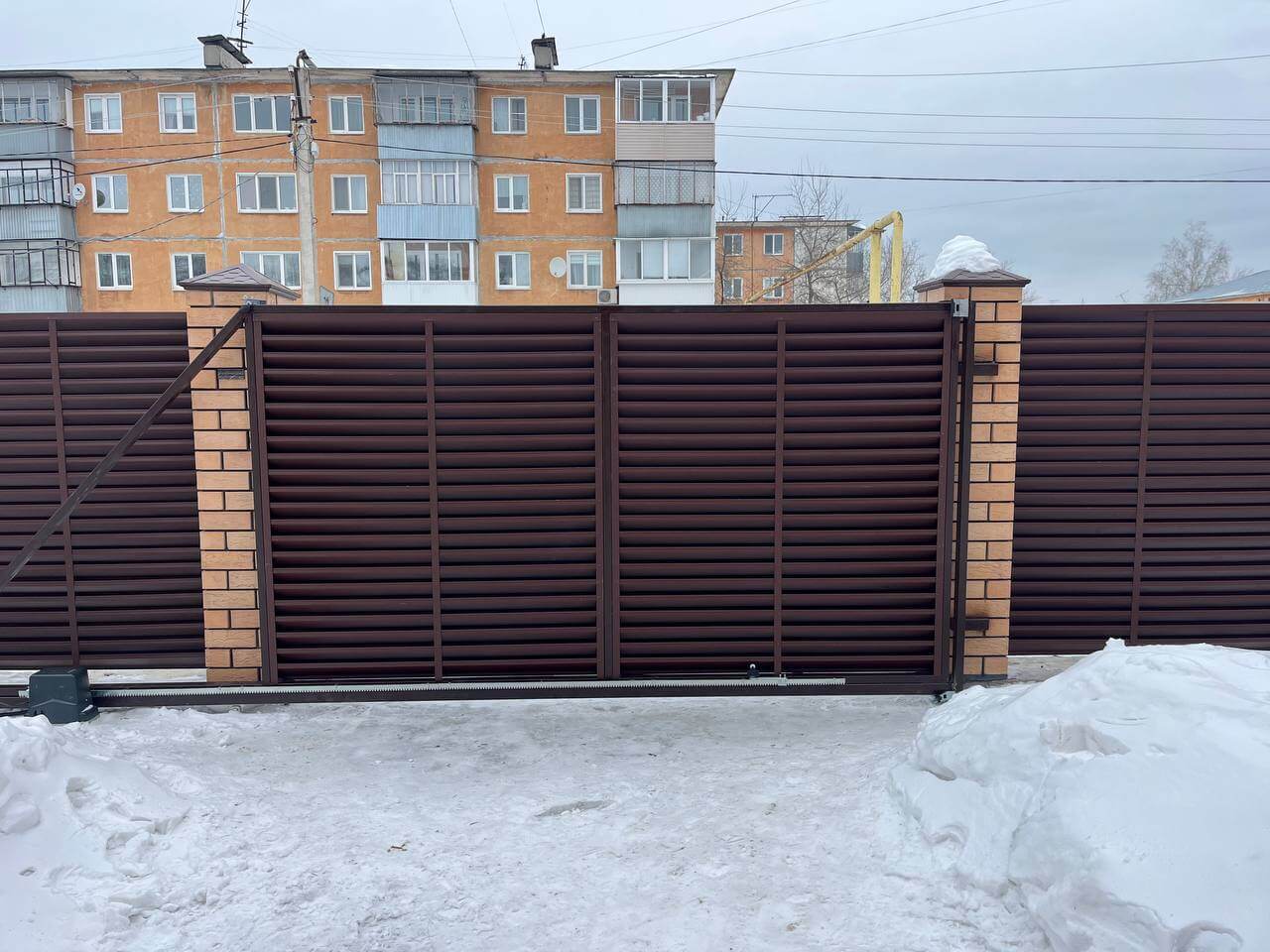 Забор-жалюзи из ламелей ЭКО-Z 87м RAL8017/8017 Шоколад двусторонний МАТТЕ фото 10 в Кстово