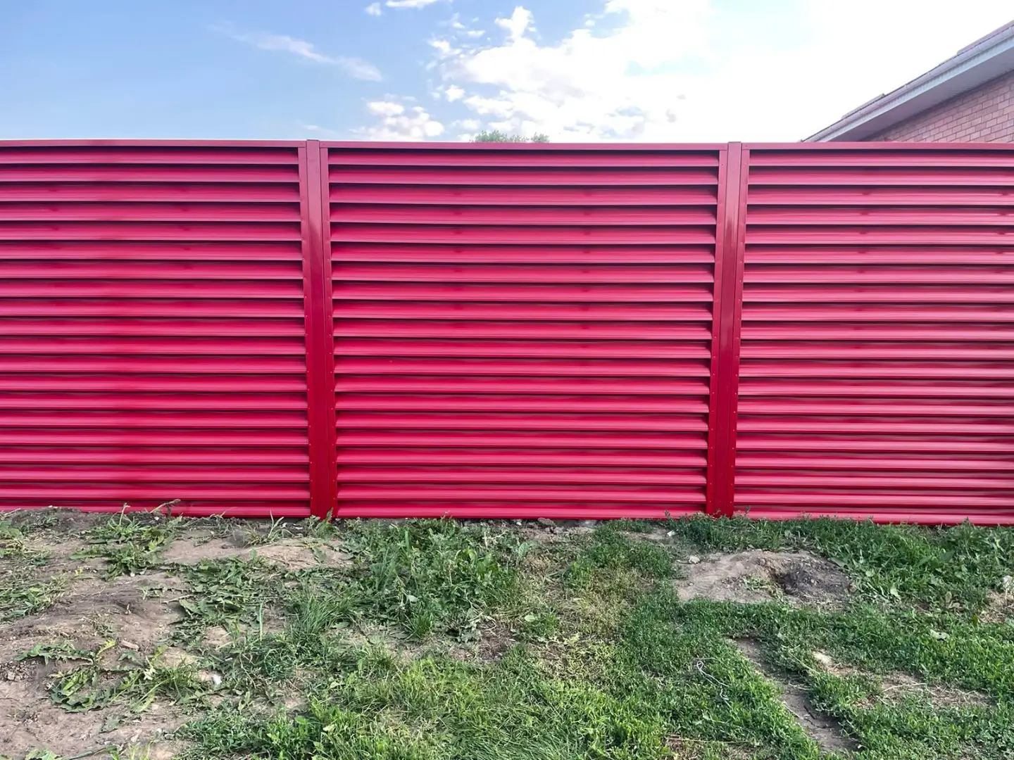 Забор-жалюзи из ламелей Еврожалюзи 24м RAL3003 Рубин в Кстово