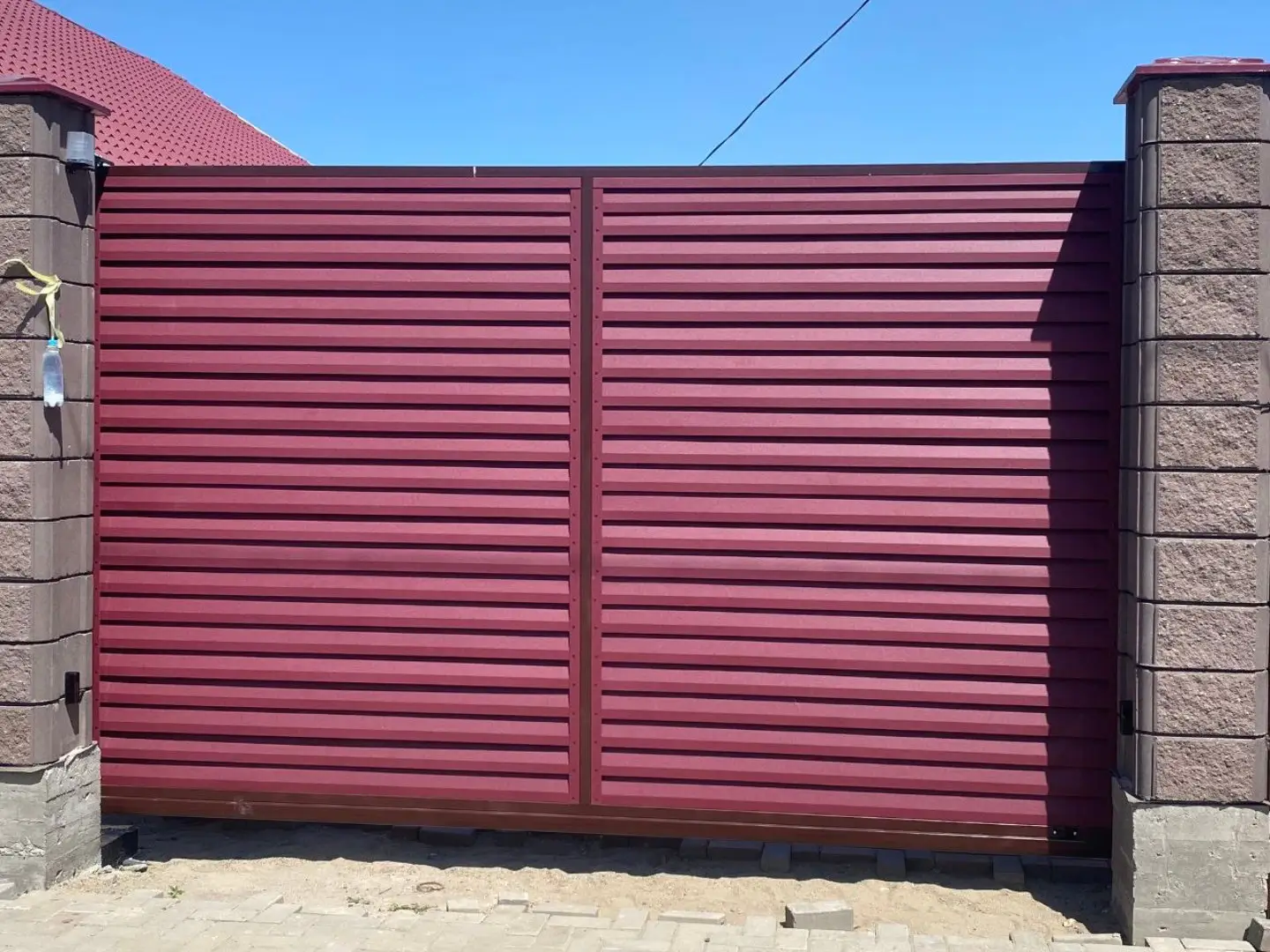 Входная группа из ламелей Реснички RAL3005 Красное Вино Rooftop Бархат фото 1 в Кстово